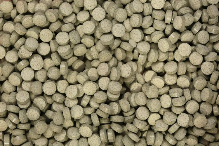 Witaminy tabletki DZIKA RÓŻA POKRZYWA SPIRULINA zdrowy pies 100g GLOPEX
